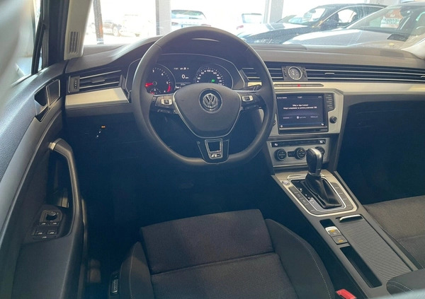 Volkswagen Passat cena 64900 przebieg: 199577, rok produkcji 2016 z Wałbrzych małe 781